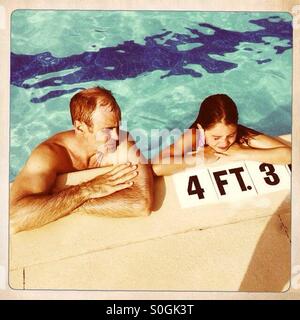 Vater und Tochter Entspannung im pool Stockfoto