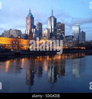 Skyline von Melbourne in der Abenddämmerung Stockfoto