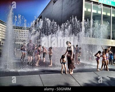 Menschen genießen die Brunnen außerhalb der Royal Festival Hall im Southbank Centre in London UK Stockfoto