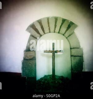 Ein Kreuz schmückt den Innenhof der Kirche San Juan Bautista in Coyoacán, Mexiko-Stadt, Mexiko Stockfoto