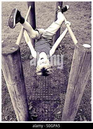 Junge auf einem Spielplatz Stockfoto