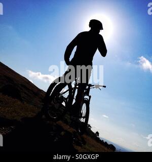 Silhouette des Mannes mit Mountainbike Stockfoto
