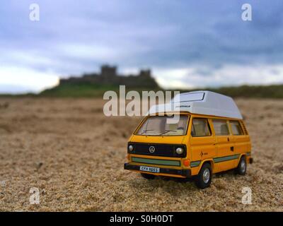 VW Westfalia Joker Wohnmobil am Strand von Bamburgh Castle Northumberland Stockfoto