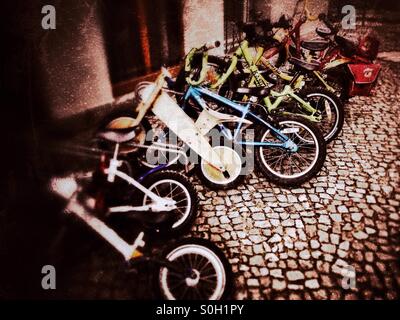 Kleine Fahrräder für Kinder vor einer Kindertagesstätte in Berlin Stockfoto