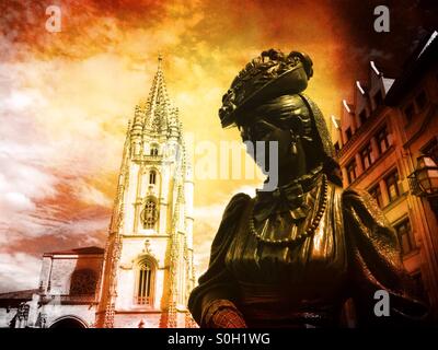 Kathedrale von Oviedo und die Skulptur namens La Regenta, Asturien - Spanien Stockfoto