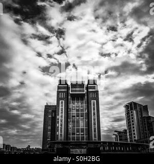 Newcastle, UK - 22. Juli 2015 - The Baltic Centre for Contemporary Art, mit Blick auf Newcastle & Gateshead Tyne Fluss Kai Stockfoto