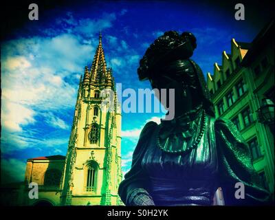 Kathedrale von Oviedo und die Skulptur namens La Regenta, Asturien - Spanien Stockfoto