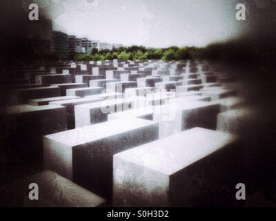 Blick über die Säulen des Holocaust-Mahnmal in Berlin Deutschland Stockfoto