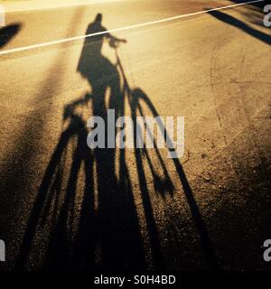 Ein Schatten eines Mannes, mit dem Fahrrad. Stockfoto