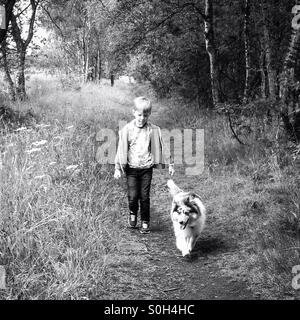 Junge und sein Hund zu Fuß Stockfoto