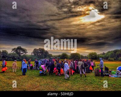 Starten Sie eine trübe Sonntag fair. Stockfoto