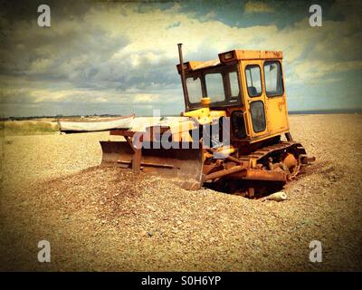 Caterpillar Bulldozer auf der Kiesstrand in Aldeburgh, Suffolk, England. Stockfoto