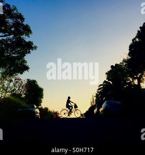 Silhouette eines Mädchens mit dem Fahrrad Stockfoto