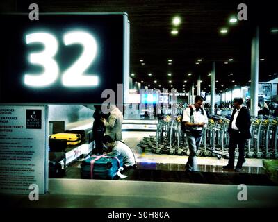 Gepäckausgabe Gürtel 32 am Flughafen Charles de Gaule in Paris. Stockfoto