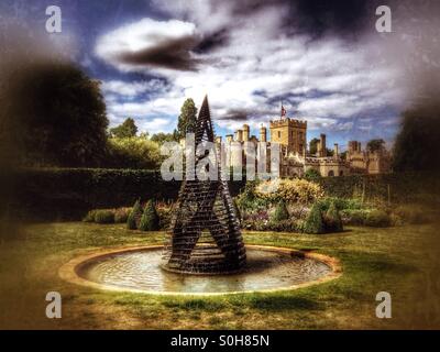 Brunnen in formalen Gärten von Elton Hall, Cambridgeshire, England. Stockfoto