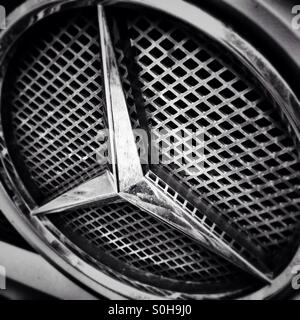 Daimler Benz Logo in Schwarz und Weiß Stockfoto