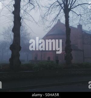 Gosport, UK. Holy Trinity Church in frühen Morgenstunden mit niedrigen Nebel Stockfoto