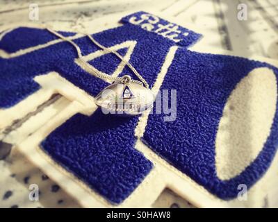 Brief von 1963 Vintage Cheerleader Halskette und Megaphon Stockfoto