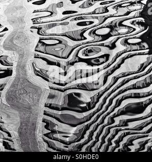 Abstraktes Bild von einem Gebäude der Innenstadt von Calgary, spiegelt sich in den Pool ein Stadt-Park-Wasserspiel. Alberta, Kanada. Stockfoto