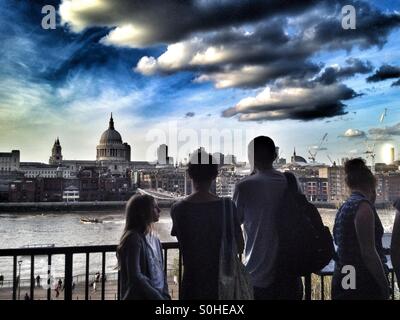 Touristen genießen Sie einen Blick auf London von einer Aussichtsplattform in der Tate Modern Art gallery Stockfoto