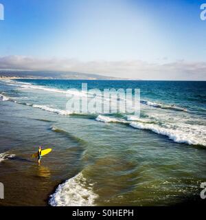 Eine Surfer geht raus zum Surfen. Manhattan Beach, Kalifornien USA. Stockfoto