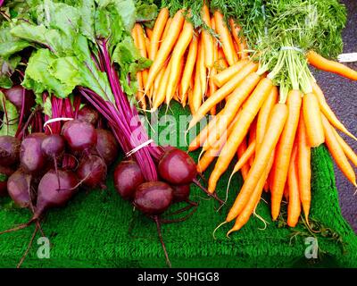 Rote Beete und Karotten auf einem Marktstand Stockfoto