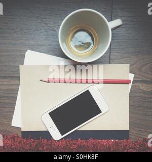 Kaffee. Bleistift. Telefon Stockfoto