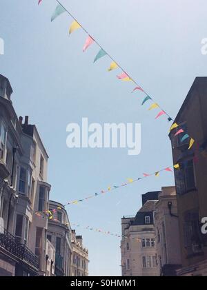 Bunte Girlande an einem sonnigen Tag in den Straßen von Brighton, England Stockfoto