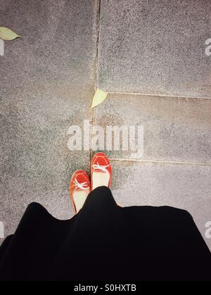 Lady in roten Schuhen Stockfoto