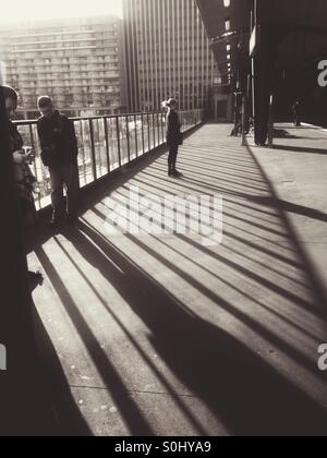 Wintermorgen ausrichten Schatten als Pendler auf Sydneys Circular Quay Railway Station warten auf ihren Zug Stockfoto