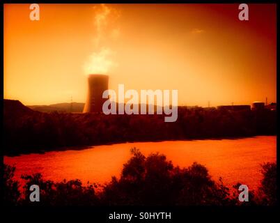 Feldern in der Nähe der zentralen nuklearen de Ascó (Kernkraftwerk), Tarragona, Spanien. Stockfoto