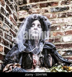 Frau, gekleidet in beängstigend Kostüm für das Whitby Gothic Festival 2014 Stockfoto