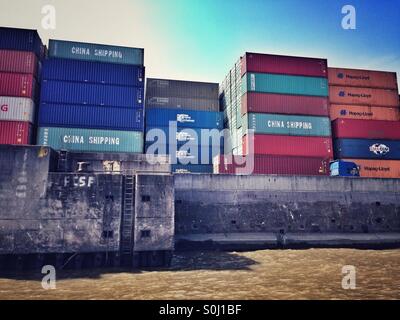 Container im Hafen von Hamburg, Deutschland Stockfoto