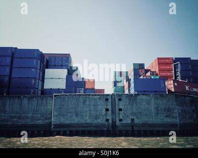 Container im Hafen von Hamburg, Deutschland Stockfoto