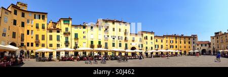 Panorama der Piazza dell'Anfiteatro Lucca Italien Stockfoto