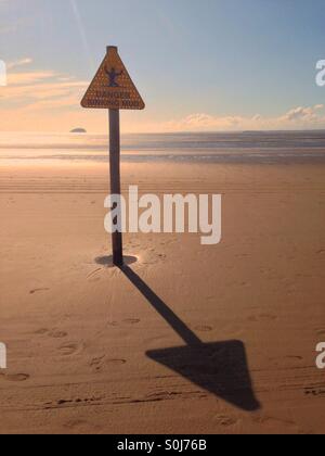 Sinkende Schlamm Zeichen am Strand Stockfoto