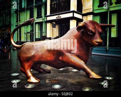 Stier-Skulptur außerhalb Bullring Shopping Centre, Birmingham Stockfoto