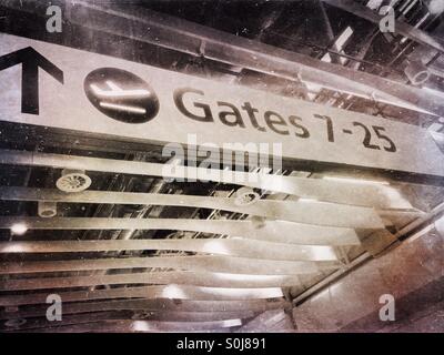 Abflug-Gates am Heathrow Airport Terminal 4. Stockfoto