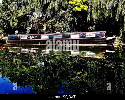 Kanalboot vor Anker am Grand Union Canal, Greenford, London Borough of Ealing, West London, England, Vereinigtes Königreich, Europa Stockfoto