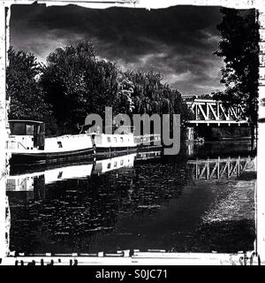 Kanalboote vertäut am Grand Union Canal, Greenford, London Borough of Ealing, West London, England, Vereinigtes Königreich, Europa Stockfoto