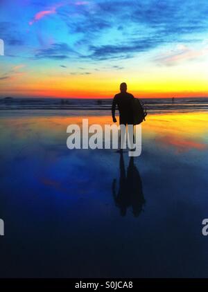 Bei Sonnenuntergang Surfer Stockfoto