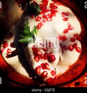 Eine Chiles En Nogada Platte in einem Restaurant in Colonia Roma, Mexiko-Stadt, Mexiko Stockfoto