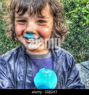 4 Jahre alter Junge mit blauen Eis Stockfoto