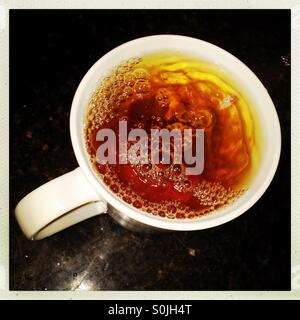 Zubereitung von Tee Stockfoto