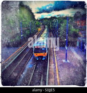 Zug auf der Durchreise, Sudbury Hill & Egge train Station, London Borough of Harrow, North West London, England, Vereinigtes Königreich Stockfoto