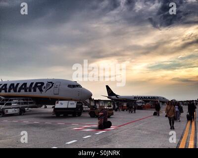 Ankunft auf dem Flughafen Venedig Treviso, Italien, aus Billund Flughafen in Jütland, Dänemark, in einem Ryanair-Flug. Schönen Sonnenuntergang im Hintergrund, goldenen Licht und blau und bewölkten Himmel Stockfoto