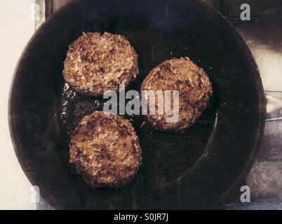 Wild Burger Kochen in einer Pfanne Stockfoto