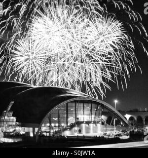 Silvester-Feuerwerk über The Sage Gateshead. Stockfoto
