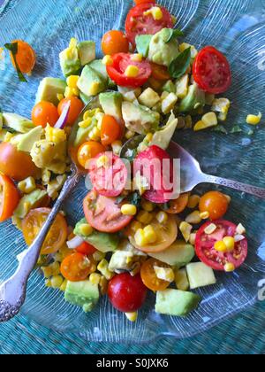 Cherry-Tomate, Mais und Avocado-Salat mit Löffel Stockfoto