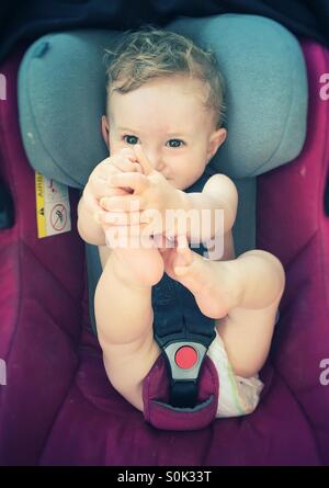 Baby im Autositz Stockfoto